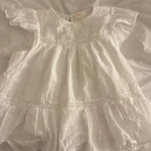super fin vit blus ifrån Gina Tricot, storlek 146/152🤍 Super bra skick, ser helt nu ut då använd 1-3 gånger. Inga defekter. Pris kan diskuteras!🤍