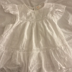 vit blus ifrån Gina Tricot  - super fin vit blus ifrån Gina Tricot, storlek 146/152🤍 Super bra skick, ser helt nu ut då använd 1-3 gånger. Inga defekter. Pris kan diskuteras!🤍