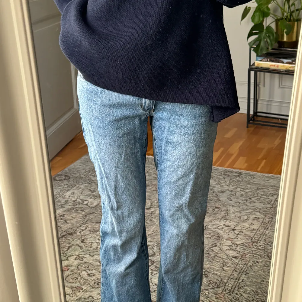 Snygga, långa blå jeans med rak/utsvängdpassform från märket Abrand, modellen heter ”99 low boot”. Storlek w27 (AU9) - ca S. De har en låg midja och är perfekta för en avslappnad stil. Jeansen har en enkel femficksmodell och en logga på bakfickan.. Farkut & Housut.