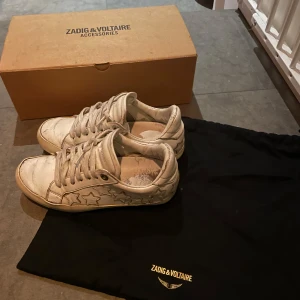 Zadig sneakers  - Snygga Zadig sneakers som är välanvända därav pris! Ingår dustbag samt skokartong. Ska även försöka leta upp kvitto från inköp! Skriv för fler bilder💌