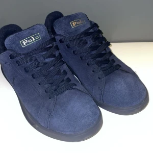 Polo Ralph Lauren Skor  - Ett par riktigt fräscha Ralph skor, storlek 42, perfekt för sommaren. Skornas material är mocka.     Skick: 9/10 👌💯