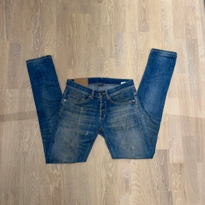 Dondup Jeans Slitningar  - Säljer dessa Dondup jeansen🔥Riktigt feta slitningar. Modell: George, väldigt bra skick då de knappt har använts👍 Nypris 2799kr. Mitt pris endast 749kr🤝