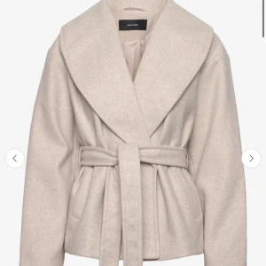 Beige kappa från Vero moda  - Super söt beige kappa från Vero Moda med ett  bälte i midjan, perfekt för kyligare dagar och nu till våren!💞 org köpt för 519. Strl M, men dom ni ser på andra bilden passar den mig som är S perf. Så skulle säga att det är mer av en s 