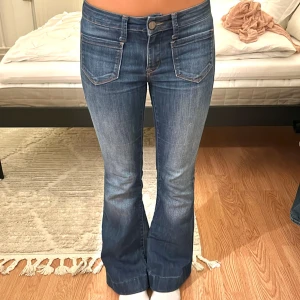 Bootcut jeans  - Super snygga jeans med coola Fickor framtill💕Innerbenslängd ca 72 cm, midjemått ca 34 cm rakt över. Lite slitna på benen men inget man tänker på. 