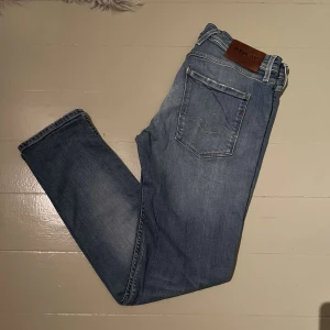 Replay Jeans - Säljer ett par sjukt feta replay jeans i nyskick, enbart använda ett par gånger. INGA defekter. Skriv vid minsta fundering och gärna efter fler bilder.