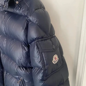  Moncler Maya - Säljer en snygg mörkblå Moncler Maya i mycket bra skick! Storlek L (3) men sitter som M (2)!!!! Tar byten!