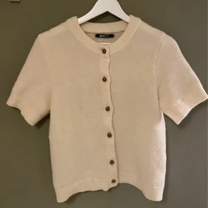 Beige kofta från Gina Tricot - Säljer en söt beige kofta från Gina Tricot. Relativ stor i storleken. Sparsamt andvönd. 