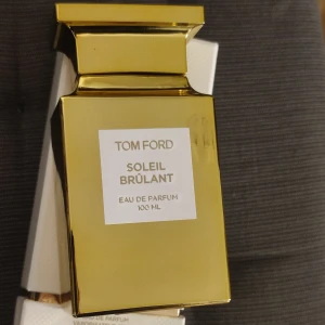 Tom ford Soleil Brulant EDP  - Tom Ford Soleil Brûlant. Eau de Parfum. 100ml. The perfume is new, comes with the original box.  Sprayed max 5 sprays. Some beautymarks on the bottle and cap, please see pictires. Top notes are Pink Pepper, Mandarin Orange and Bergamot. Middle notes are Honey and Orange Blossom. Base notes are Resin, Amber, Olibanum, Woody Notes, Leather and Vetiver. Strong and longlasting luxury scent.