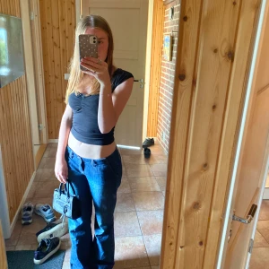 Mörkblåa Low waist - boot cut jeans  - Snygga blå jeansbyxor med låg midja och en klassisk boot cut stil. Perfekta för en avslappnad look. De har en enkel design med knapp och dragkedja framtill ⭐️ Priset kan diskuteras!!