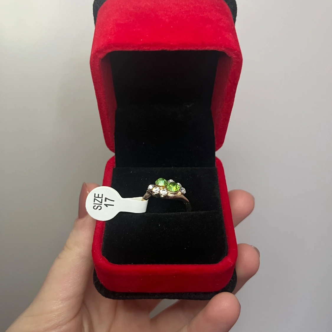 guldfärgad ring med gröna och vita stenar  - 2