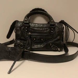 väska med nitar  - Supersnygg och trendig nit väska köpt på vinted. Var tyvärr ganska liten. Får ej plats med skoldator. Kommer med en axelrem. Skriv om du har frågor!