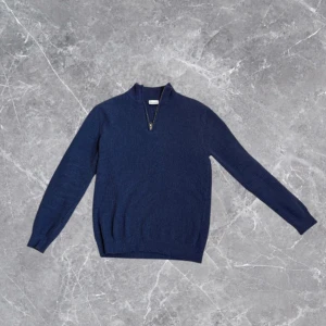 John Henric zip - Säljer en riktigt snygg John Henric Half-zip | Nypris: 1.500kr | Storlek: M | Modellen är 182 och väger 68 kg |Skick: Mycket bra | Hör av dig vid frågor eller funderingar!