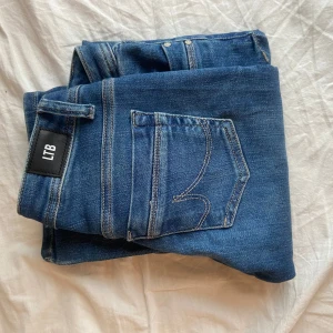 Blå jeans från LTB - Säljer min as snygga och lågmidjade jeans från ltb!! Säljer pga att jag har nästan ett par likadana och jag använder dem inte❤️Storlek 25x30