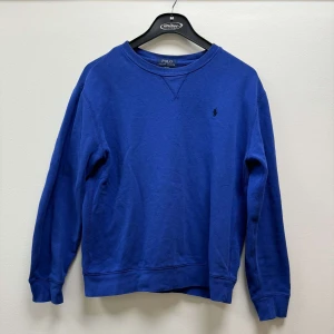 Ralph Lauren crewneck - En blå Ralph Lauren | Skick 9/10 | Size - M | Nypris - ca 1300kr | Fraktar via PostNord eller instabox på köparens bekostnad | Hör av dig vid frågor eller funderingar // restock