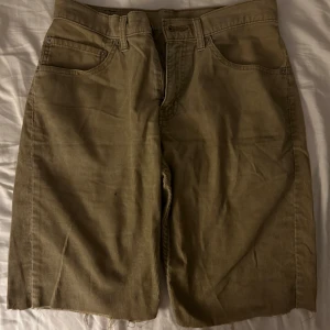 Bruna manchester shorts från Levi Strauss & Co - Säljer ett par bruna manchester shorts från Levi Strauss & Co. Dessa shorts har en klassisk femficksdesign och en bekväm passform. Perfekta för en avslappnad stil med en touch av retro. Passar bra till både t-shirt och skjorta.