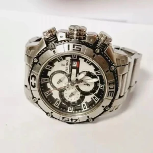 Sportig klocka från Festina - Snygg och robust klocka från Festina med en sportig design. Den har en silverfärgad boett och en vit urtavla med svarta och röda detaljer. Klockan har flera sub-dials och ett datumfönster vid klockan tre. Perfekt för den som gillar en aktiv livsstil.