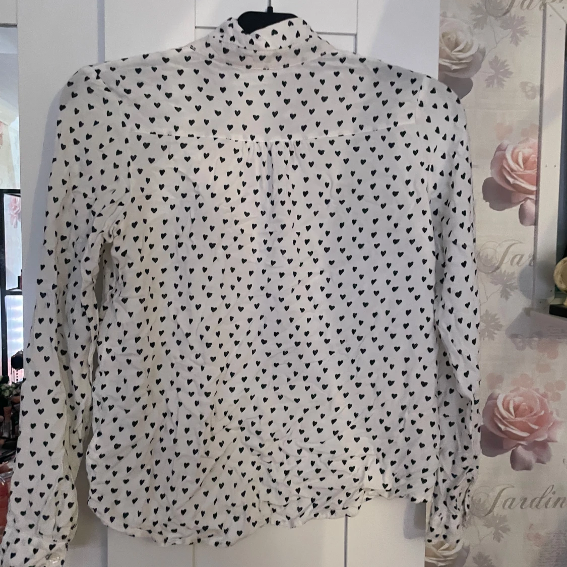 Vit skjorta med svarta hjärtan  - 1