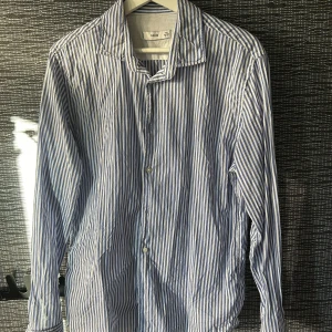 Randig skjorta - Säljer nu denna fina skjorta som är köpt i Spanien då jag ej använder den längre. Storlek S. Skick 9/10.