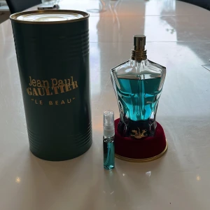 Jean Paul Gaultier Le Beau Parfym 10 ml - Säljer 10 ml Jean Paul Gaultier Le Beau parfym. 