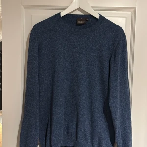 Blå tröja från Oscar Jacobson - Säljer en stilren blå tröja från Oscar Jacobson. Stl m men passar även s