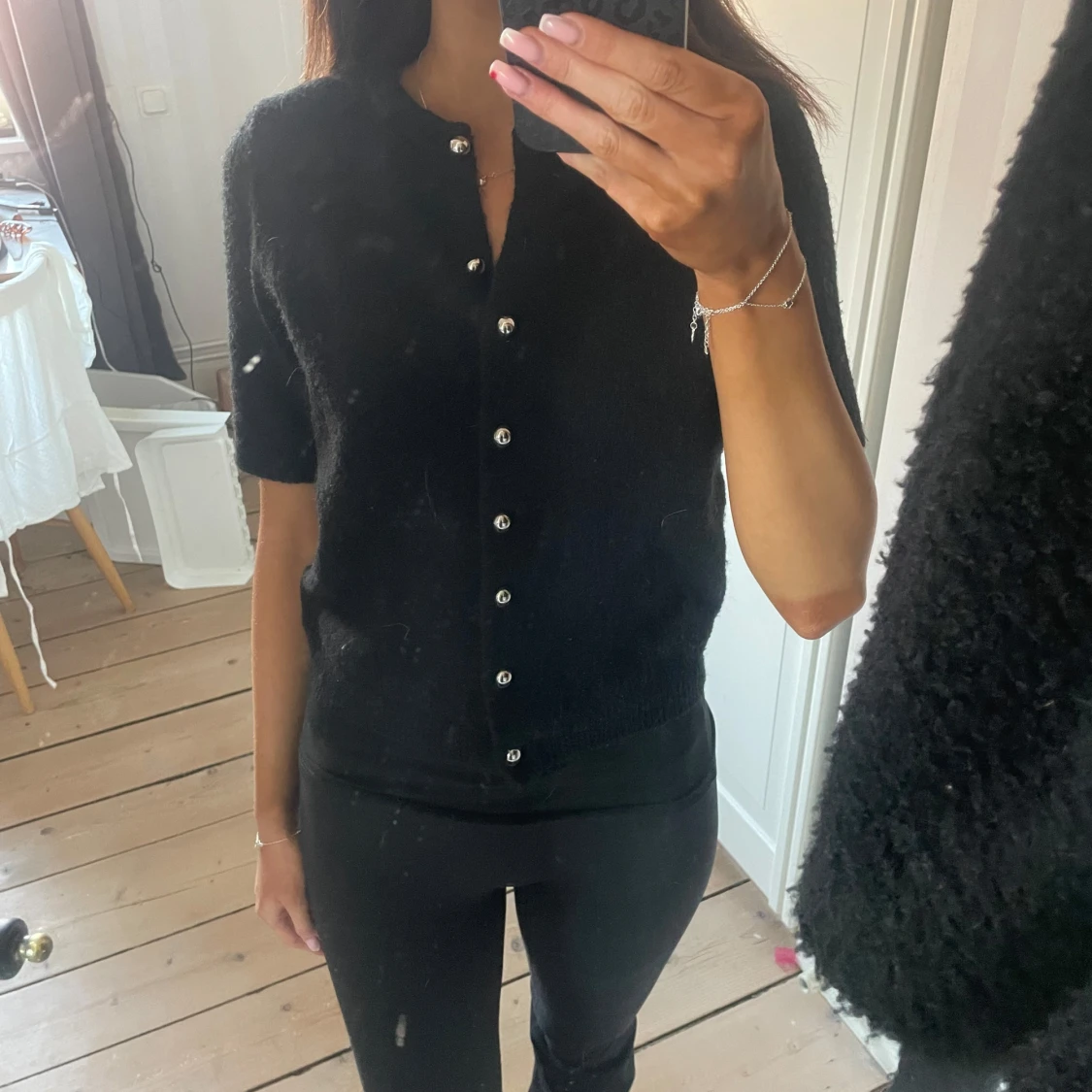 Svart kortärmad kofta med knappar