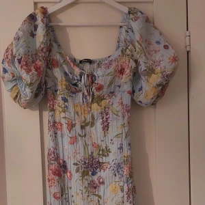 Jättefin klänning från Gina Tricot - Klänning från Gina tricot med ballongärmar. Klänningen är rätt lång och har dragkedja på sidan så den sitter som en smäck. Klänningen är i storlek XS och har endast används en gång. Är lite trasig på sidan vid dragkedjan men det märket syns knappt! Nypris 500 kr