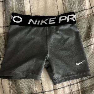 Grå träningsshorts från Nike Pro - Säljer gråa Nike PRO som är för små för mig. Dom är i storlek M men dom sitter som storlek xxs/xs 