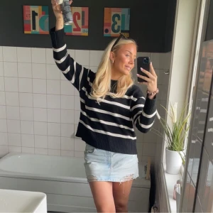 Svart och vit randig tröja - Säljer en snygg svart och vit randig tröja med långa ärmar. Super skön. 