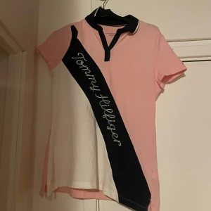 Tommy Hilfiger pikétröja  - Väldigt fin rosa Tommy Hilfiger pikétröja