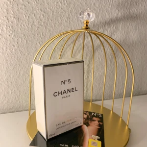 Chanel No. 5 Eau de Parfum 100 ml – Ny och Förseglad - 💕 Säljer en helt ny och oöppnad flaska av Chanel No. 5 Eau de Parfum (100 ml) – en av världens mest ikoniska och tidlösa dofter. Perfekt för dig som vill bära en elegant och klassisk parfym.  Doften öppnar med friska toner av citrus och aldehyder som möter ett blommigt hjärta av ros och jasmin. Basen består av mjuka inslag av vanilj, sandelträ och vetiver, vilket skapar en sofistikerad och långvarig doft.  🔑 Produktinformati