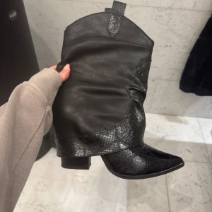 Svarta boots med klack - Skitsnygga unika vintageboots 😍 Köpta i Paris, använt endast en gång! Såå fina! 💗