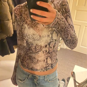 Ormmönstrad långärmad topp - Säljer en cool ormmönstrad topp med långa ärmar. 