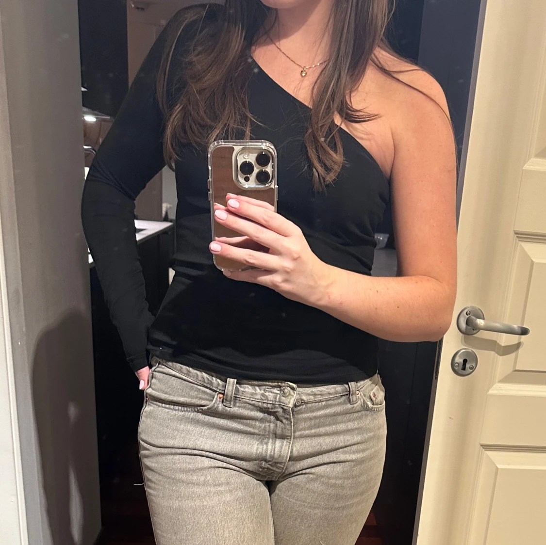 Svart oneshoulder topp - 1