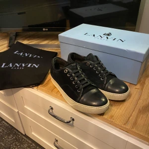 Lanvin skor  - Hej! Säljer nu är par svarta lanvin cap toe i storlek uk6 passar runt 41-42. Skorna är i ett bra skick! Om ni har några frågor är det bara att höra av sig!😁😊obs box och dustbags tillkommer ej