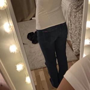 Blå jeans med slitningar - Snygga blå jeans med slitningar på knäna. De har en klassisk femficksdesign och en bekväm passform. Perfekta för en avslappnad stil.