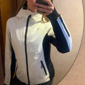 Everest skidjacka - Supersnygg skidjacka som använts en vår men väldigt fint skick! 
