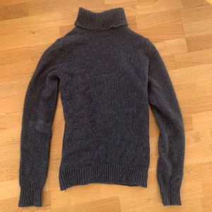 Grå stickad polotröja - Så fin stickad polotröja i mörkgrå. Gott skick ❤️
