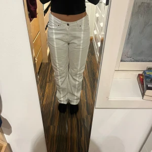Vita jeansbyxor - Snygga vita jeansbyxor med en medel midja och straight passform. Perfekta för en stilren look. Passar bra till både vardag och festliga tillfällen. Säljer då de blivit förstora för mig.