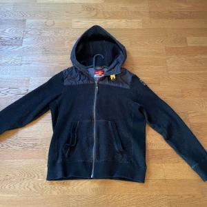 Svart jacka från Parajumpers - Säljer en svart jacka från Parajumpers med huva och dragkedja. Jackan har långa ärmar och en stilren design. Perfekt för kyligare dagar.