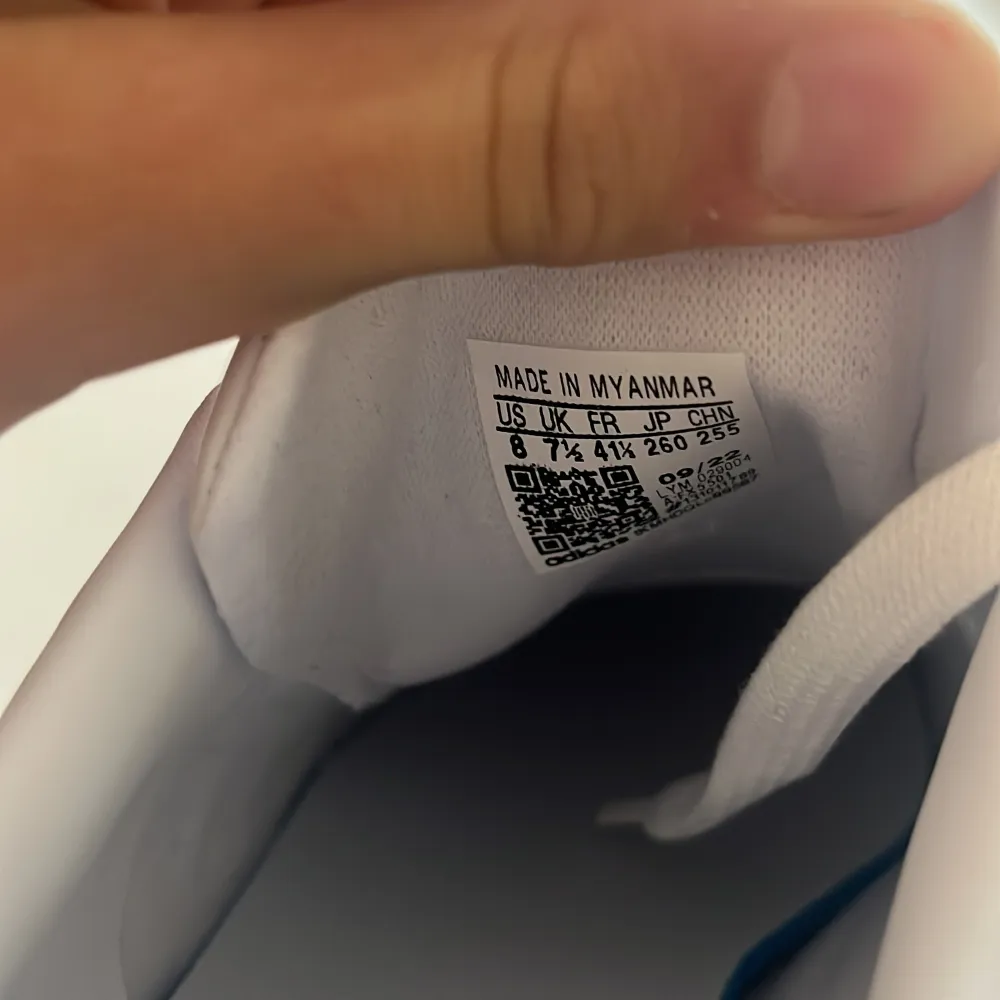 Snygga vita Adidas Stan Smith sneakers med klassisk design. Aldrig använda prislappen är kvar storlek 42 1/3 pris kan diskuteras som på allt vi säljer. Kengät.