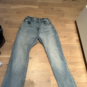 Blå jeansbyxor från Lindex - Säljer ett par blå jeansbyxor från Lindex med elastisk midja. Perfekta för en avslappnad stil. De har en klassisk design med raka ben och en bekväm passform.