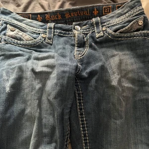 Lågmidjade Rock Revival Jeans  - Lågmidjade Rock revival jeans bootcut jeans storlek 27. Passar mig som är 164 cm. Använda bara någon gång så i väldigt bra skick.