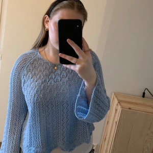 Ljusblå stickad tröja - Säljer en ljusblå stickad tröja. Använd endast en gång.