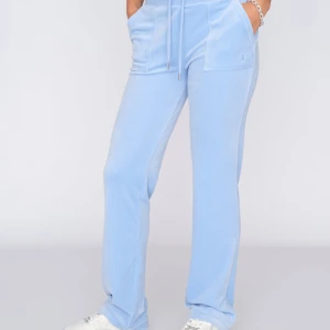 Ljusblå mjukisbyxor - Säljer ett par ljusblå mjukisbyxor med elastisk midja och praktiska fickor. Byxorna har en avslappnad passform och är perfekta för en bekväm dag hemma. Materialet ser mjukt och skönt ut. Jag säljer dom billigt med tanke på att dom har lite hål o fläckar här o var!