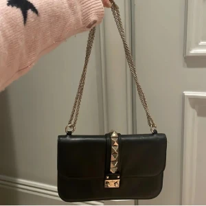 Valentino väska - Så så fin väska från Valentino, köpte i somras och i fint skick men säljer för att jag har tröttnat lite. Kom med prisförslag men inga skambud, säljer inte under 3500💕Skulle verkligen vilja byta mot en ysl Lou Lou Toy bag eller en Gucci Jackie väska! 