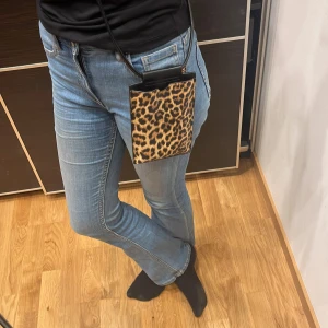Leopardmönstrad väska - Väska med leopardmönster. Aldrig blivit använd (fick som julklapp av farmor haha)
