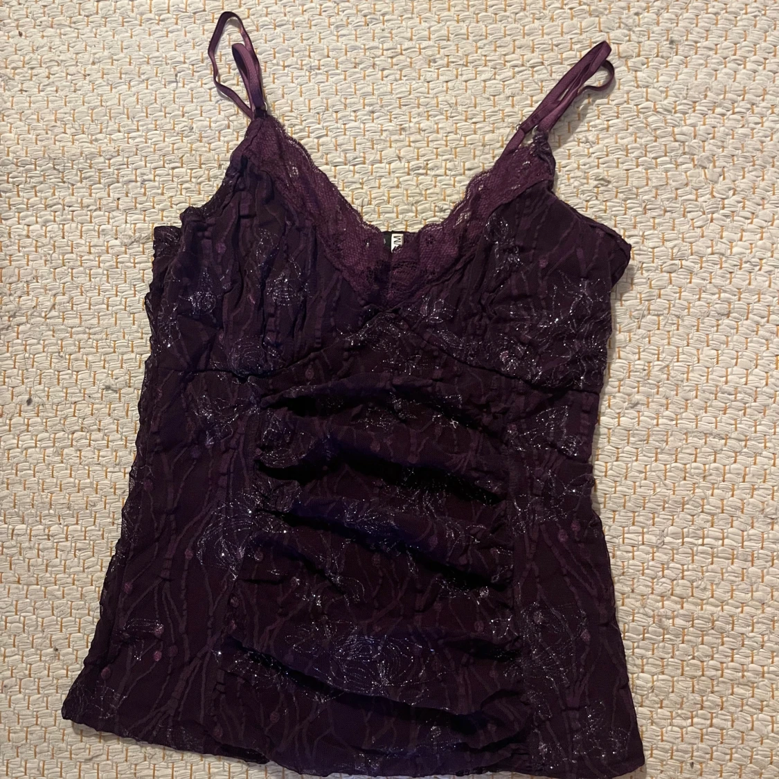 Mörklila spetslinne