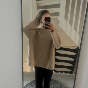 Beige stickad tröja - Mysig beige stickad tröja från H&M med ribbad struktur. Tröjan har en avslappnad passform och slits vid kanten av tröjan💕 använd endast ett fåtal gånger