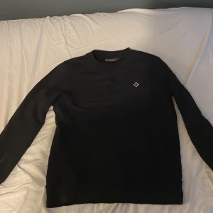 Mörkblå tröja från Morris - Snygg tröja från Morris i storlek S. Använd fåtal gånger och är i bra skick.