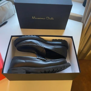 Loafers från Massimo Dutti i utmärkt skick - Fräscha loafers, riktigt bra skick. Väldigt bekväm passform för att vara loafers. Köpt för ca 1500